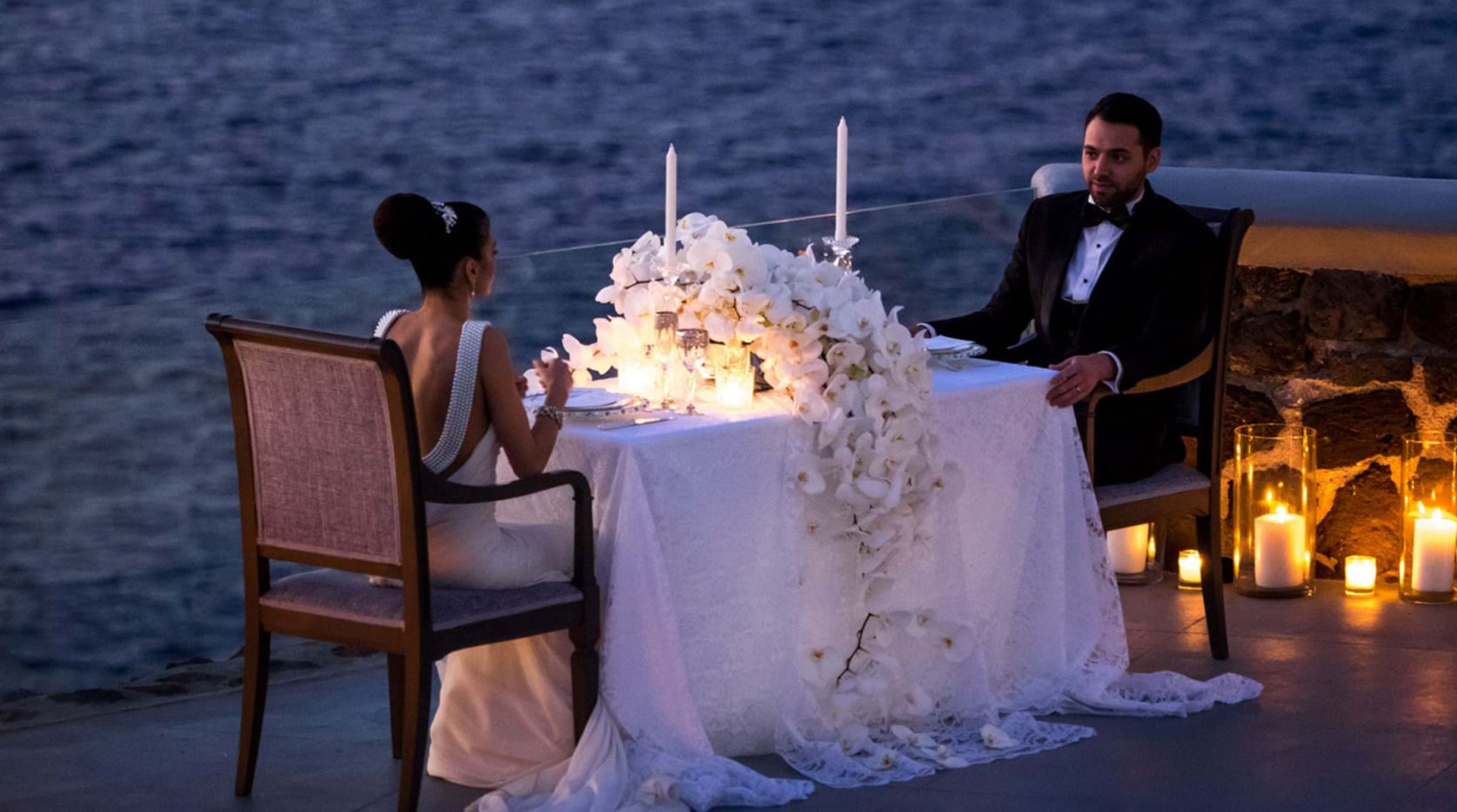 INTIMATE WEDDING IN SANTORINI